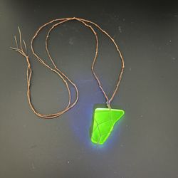 Vintage Uranium Seaglass Macramé Pendant Necklace 