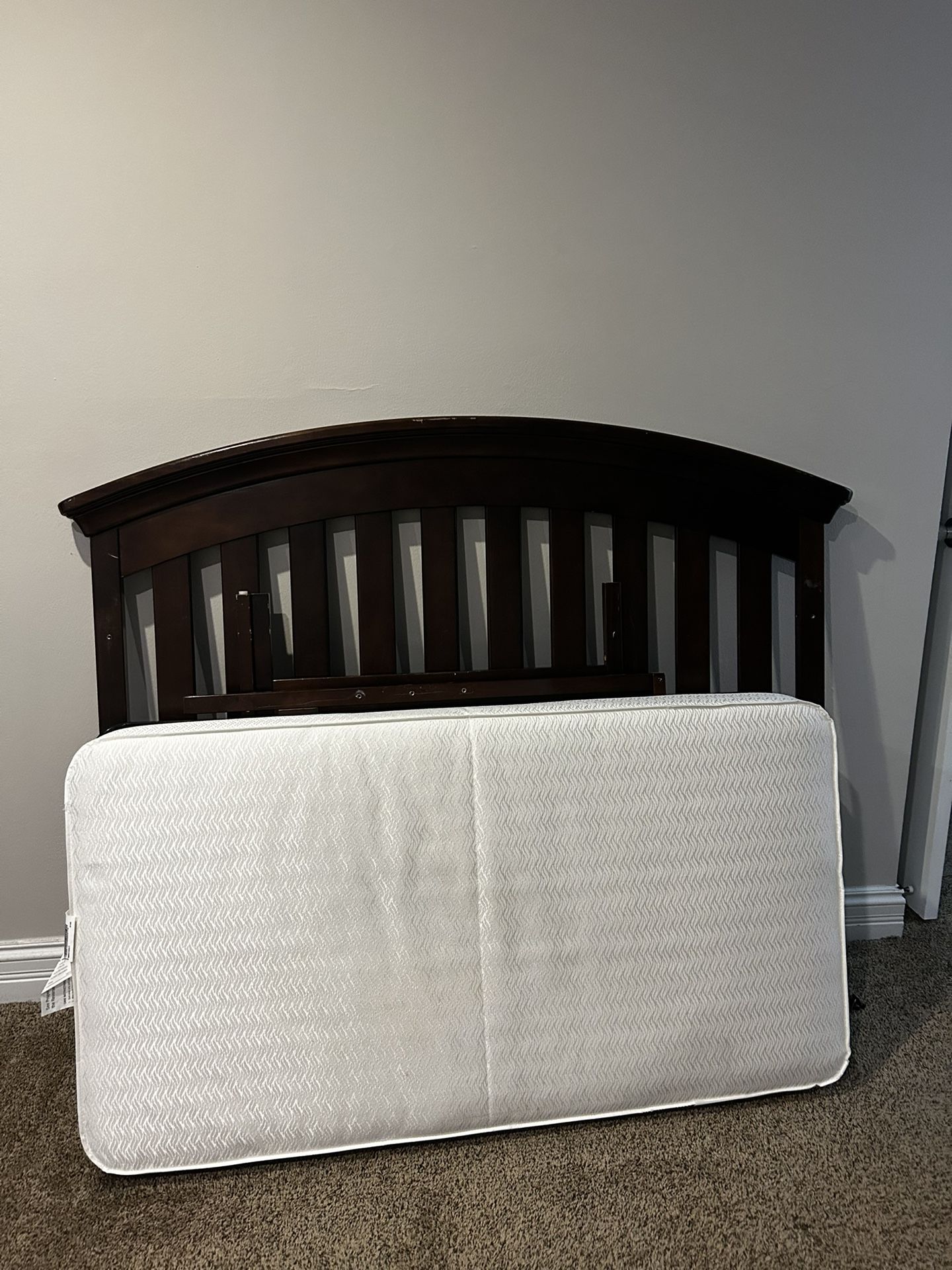 Baby Crib / Toddler Bed 