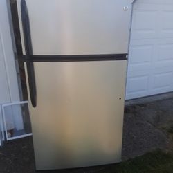 GE Stainless Steel Refrigerator 