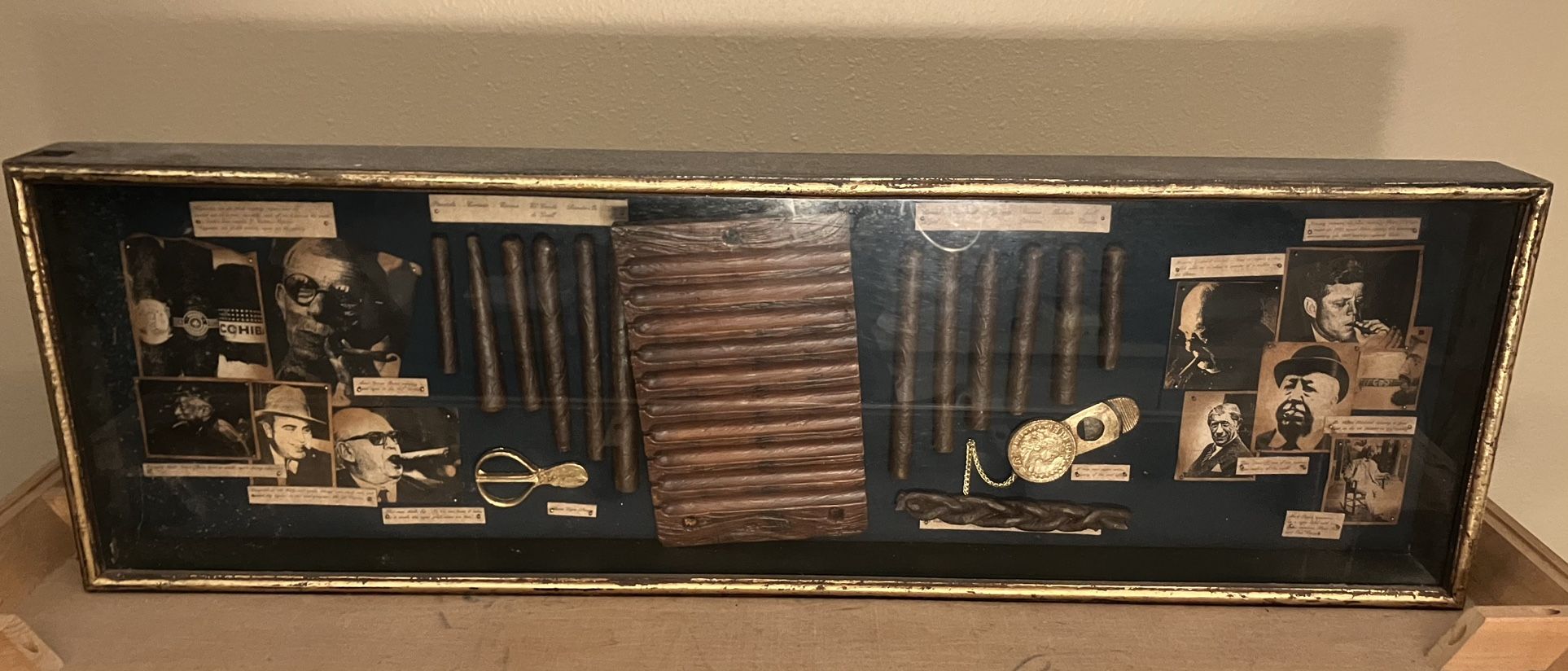 VINTAGE FELIPE GREGORIO CIGAR COLLECTORS GLASS FRONT DISPLAY CASE.