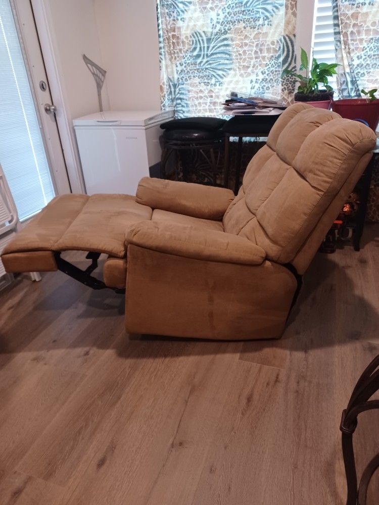 Clean Comfort Recliner β¨οΈ π
