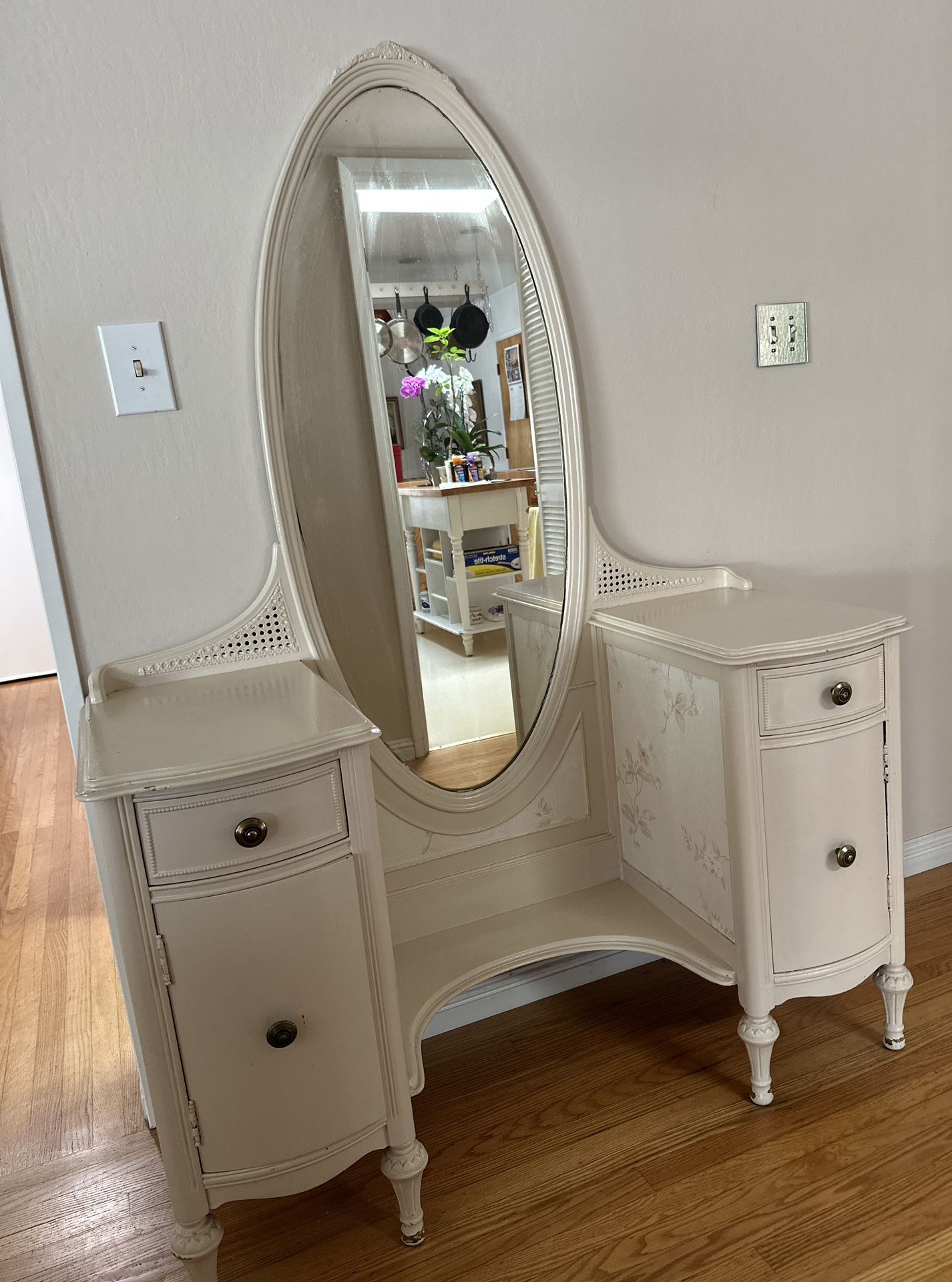 Vanity / Entryway Furniture 