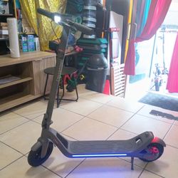 PHANTOM GOGO ELECTRIC SCOOTER.
FOLDABLE ELECTRIC SCOOTER 350 WATTS POWER MOTOR. SPEED 15MPH. RANGE 28 MILES. SMART SIDE LIGHTS. LED HEADLIGHTS. BRAKE 