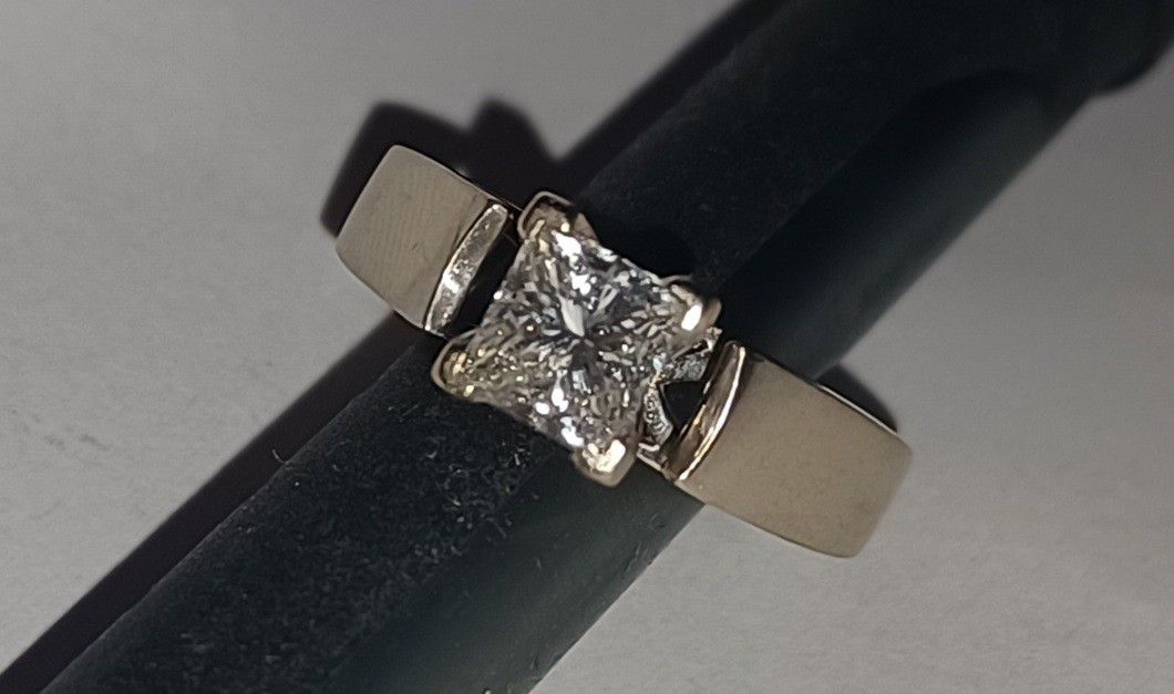 Engagement/wedding Gold Diamond Ring