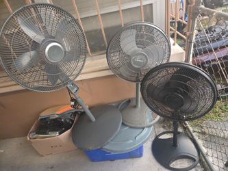 3 fans with stand in good working order