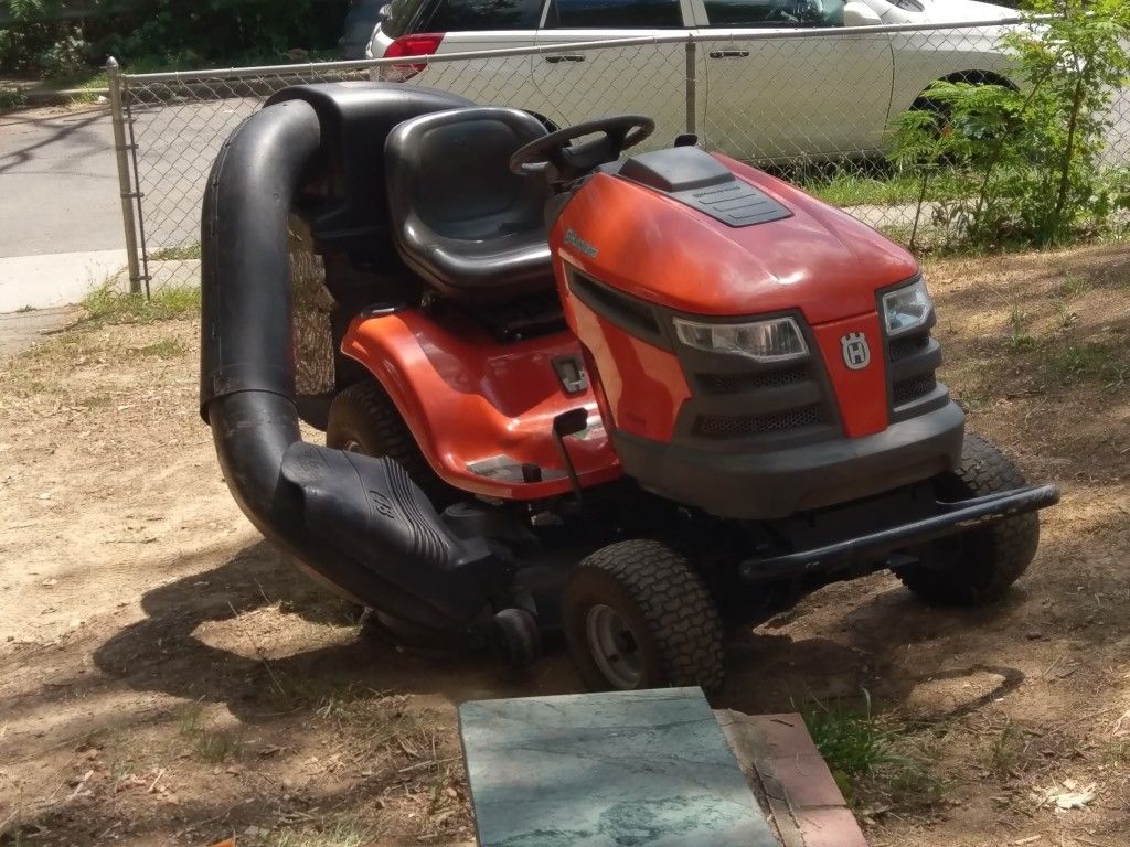 Hursquavana 23 horsepower ridding mower and moving tractor