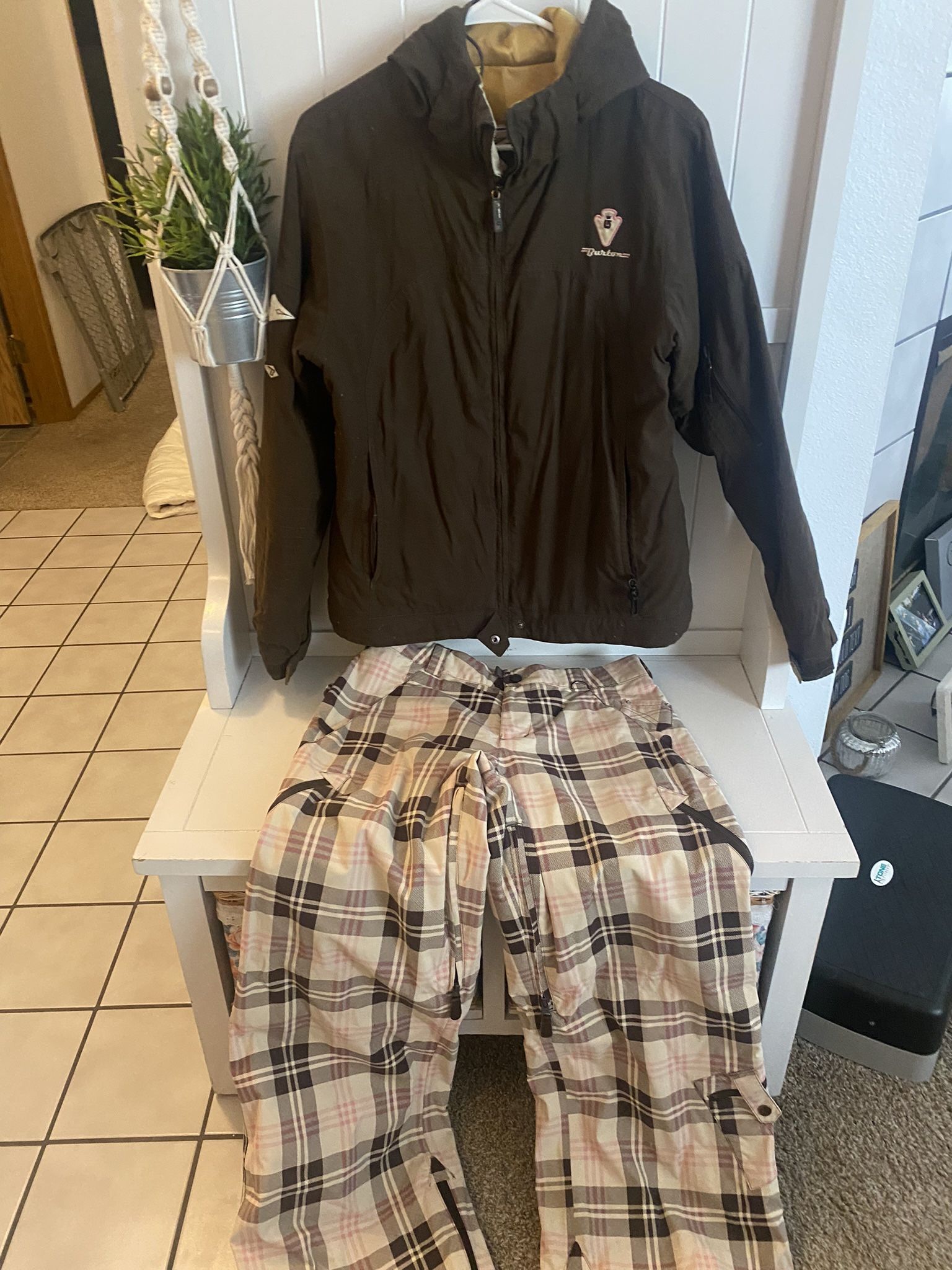 Size m. Woman’s Burton Snowboarding Gear