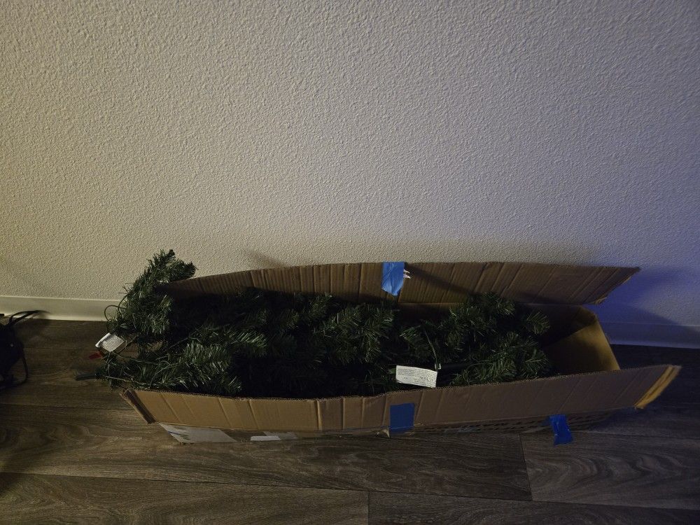 6ft Artifical Tree With Prelit Lights