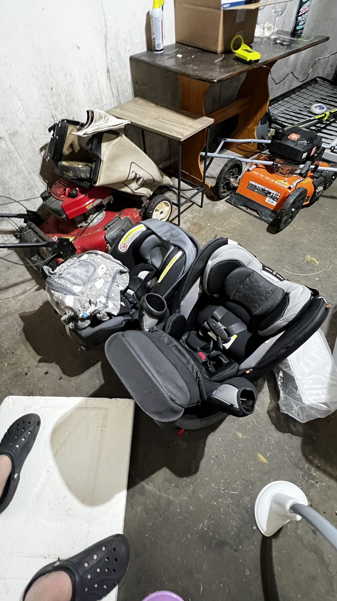 2 Car Seats
