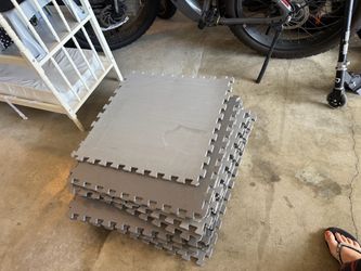 17 Padded square mat