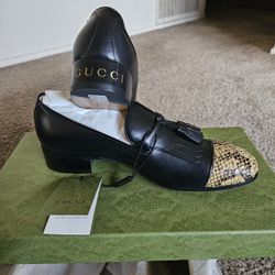 Gucci Womens Anaconda Loafer With Tassel - Black 