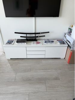 For Sale: White Media Stand. White Gloss with Aluminum Finish