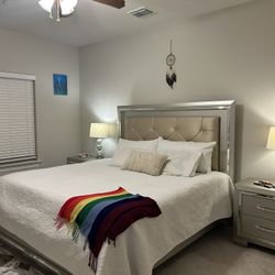 King Bedroom Set – frame + 2 Nightstands + Dresser