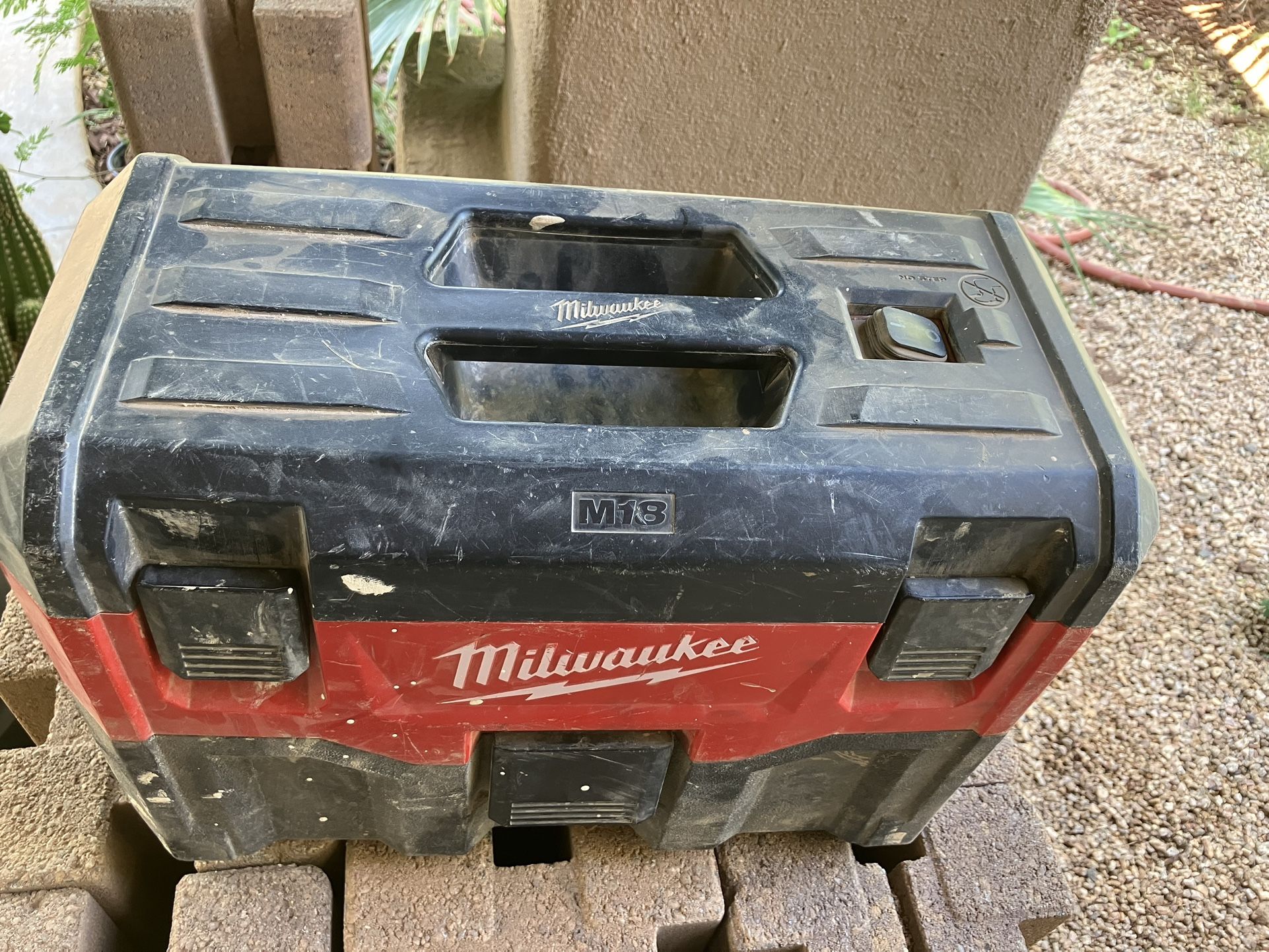 Milwaukee M18 vacuum