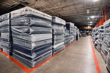 Queen Mattress ( Double Aides) Come With Free Box Spring - Delivery 🚚 Available