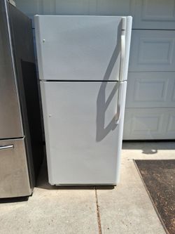 NiCE REFRIDGERATOR ONLY $150