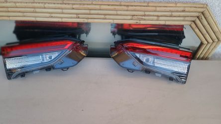TPYOYA RAV4 TRUNK LIFT GATE DECKLID TAILAMP TAIL LAMP SET PAIR LEFT / RIGHT GENUINE USED OEM.  H3