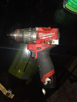 Milwaukee M12 FUEL 12V Lithium-Ion Brushless Cordless 1/2 in. Hammer Drill w/ High Output 2.5Ah Battery