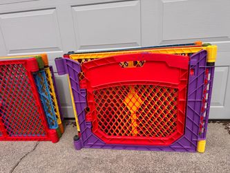 Modular Plastic Pet Playpen / Puppy Exercise Pen – 8 Panels – Excellent Condition