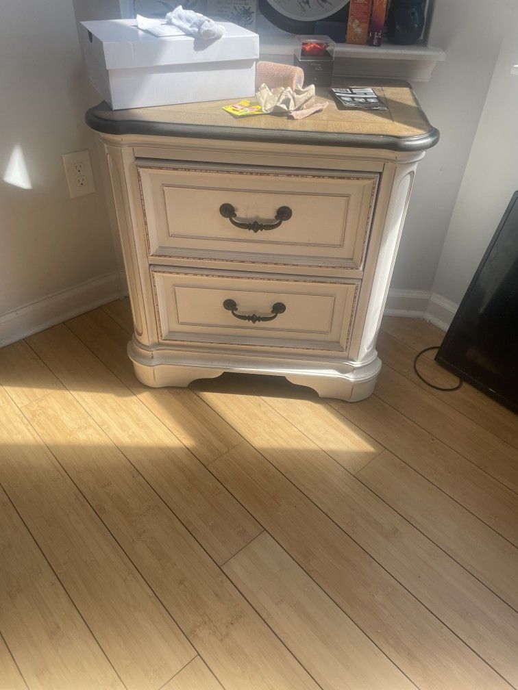 Queen Size Bed Set- Come Pick It Up Today!!