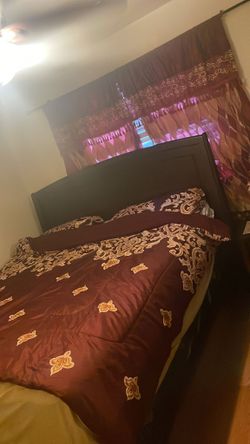 KING BEDROOM SET LIKE NEW ! 4 PC