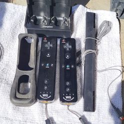 Wii controllers and charger + infrared bar