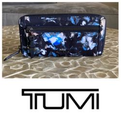 LIKE NEW! Tumi Voyageur Slg Zip-Around Continental wallet in Nova print