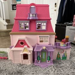 Fisher-Price loving family doll house with 31 accessories