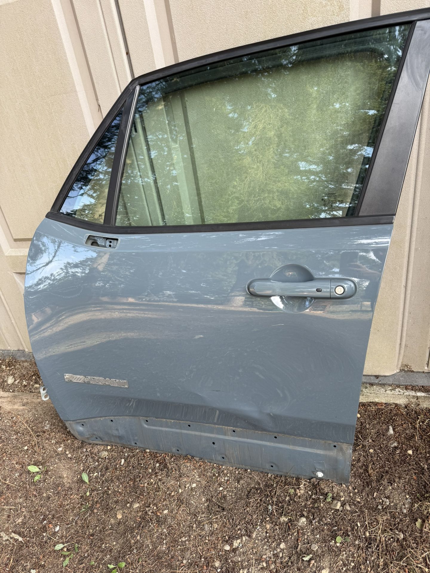 Left front driver's door Jeep Renegade 2017 for repair or parts