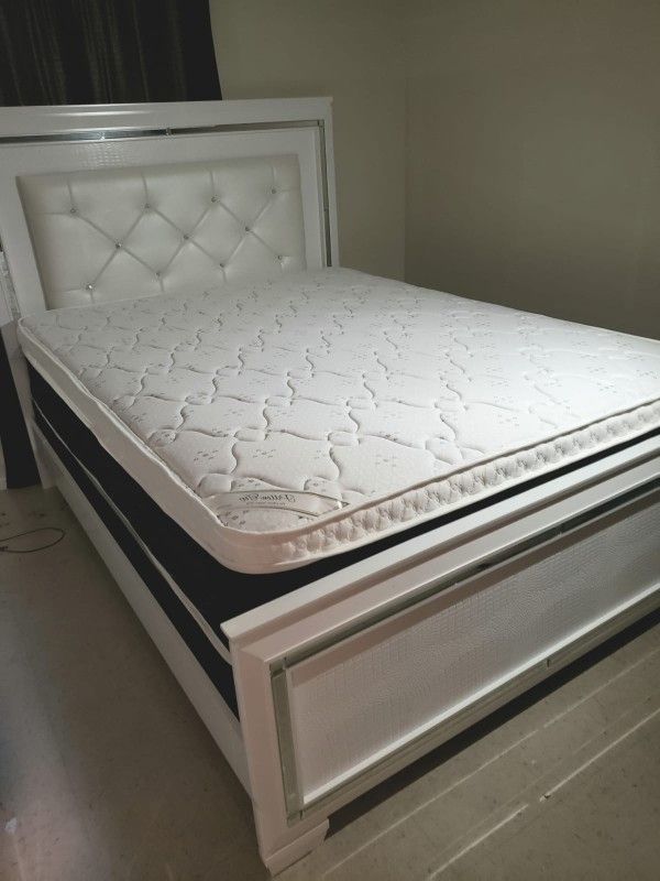 NEW QUEEN PILLOW TOP MATTRESS WITH BOX SPRING ♨️ Bed frame is not available