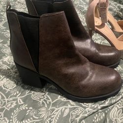 Womens 8.5 Brown Booties