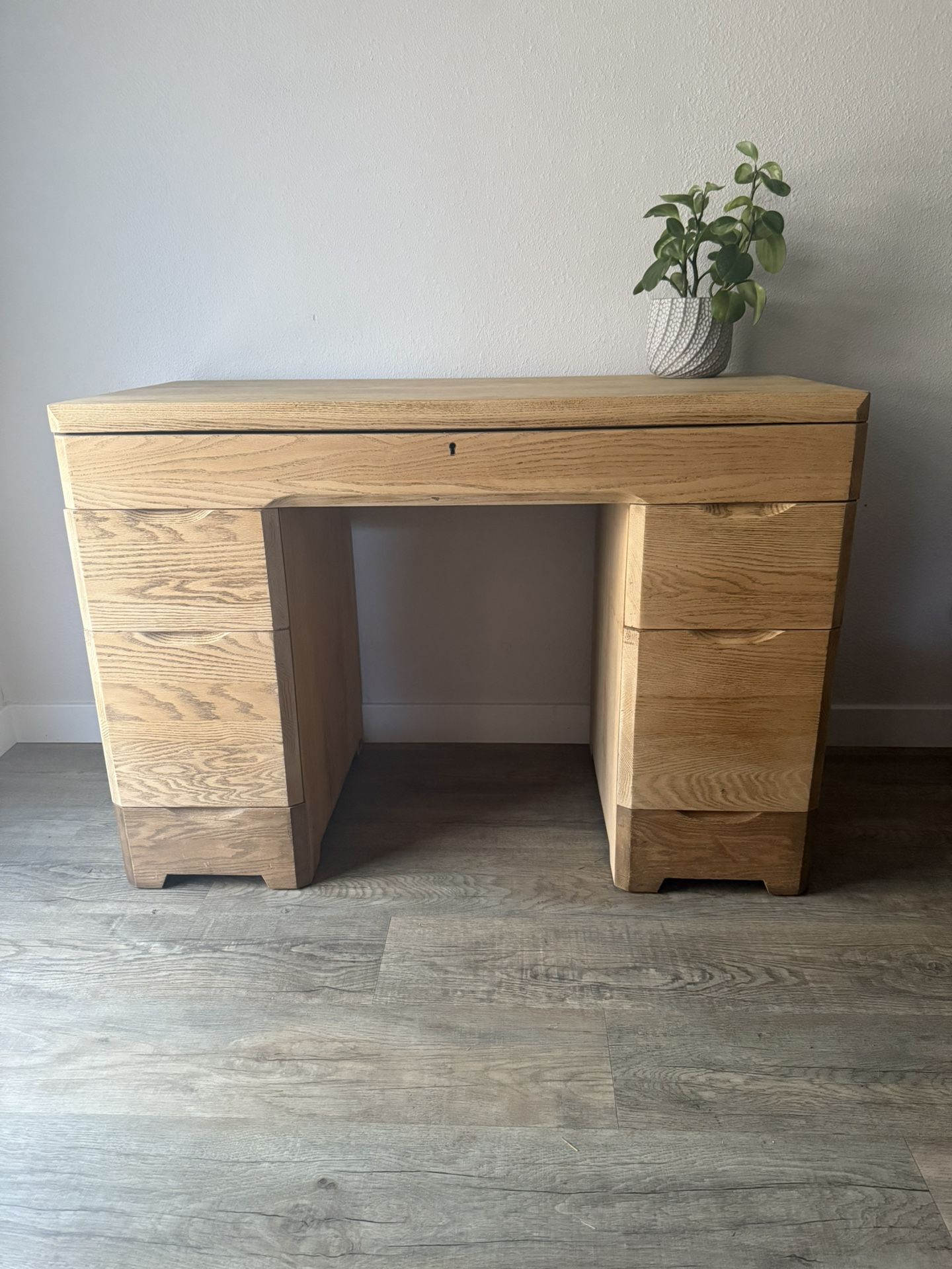 EXQUISITE Desk - 5 drawers - whitewashed oak - working key - delivery available