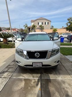 Nissan Pathfinder LX 2014