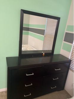 Modern black bedroom set good condition!
