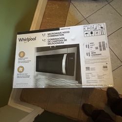 BRAND NEW MICROWAVE 