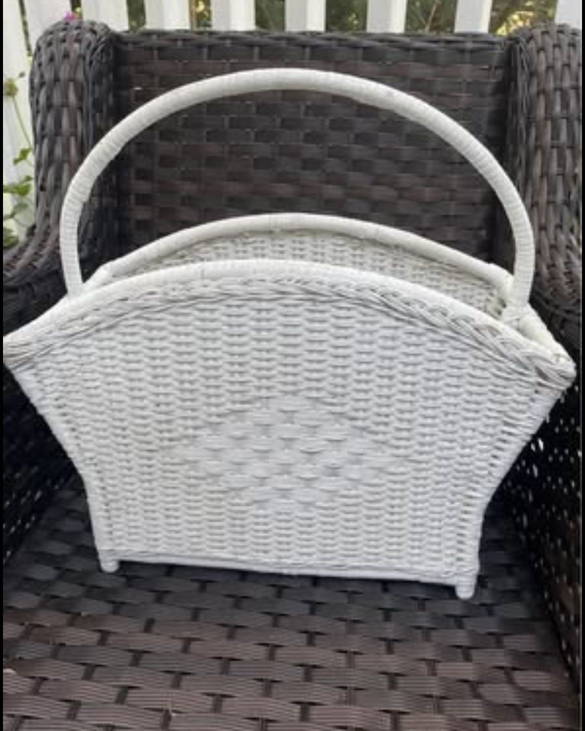 Lovely vintage excellent condition “magazine rack”. Can be repurposed around the house!
