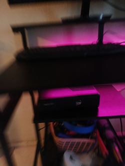 The xobx 360 works but it dose not come with no control and only games come with