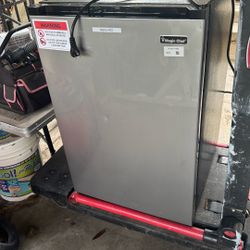Magic Chef Mini fridge  3.2cu Ft