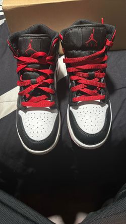 Jordan 1 mid gym red black toeyouth