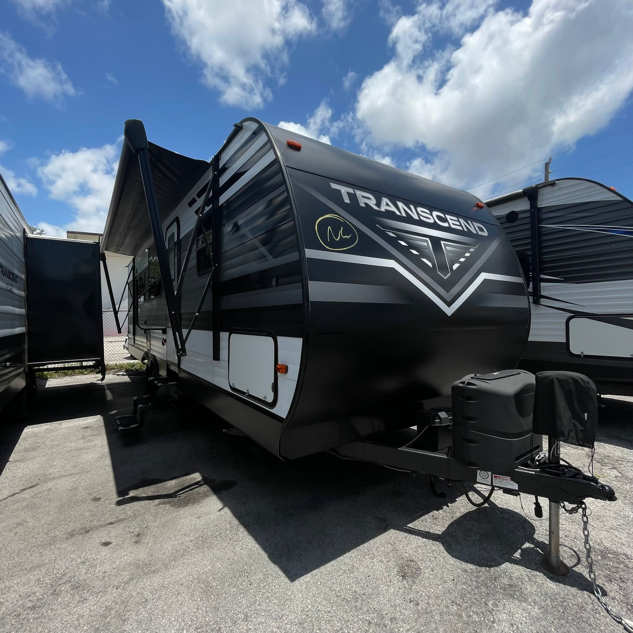 Rv Transcend Año 2021 De 25 Pies Ubicado 9850 Nw 27 Ave Miami Fl 33147 O 786:327:1327 O 786:957:9369