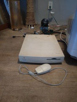 Apple Macintosh Quadra 605 Desktop Computer