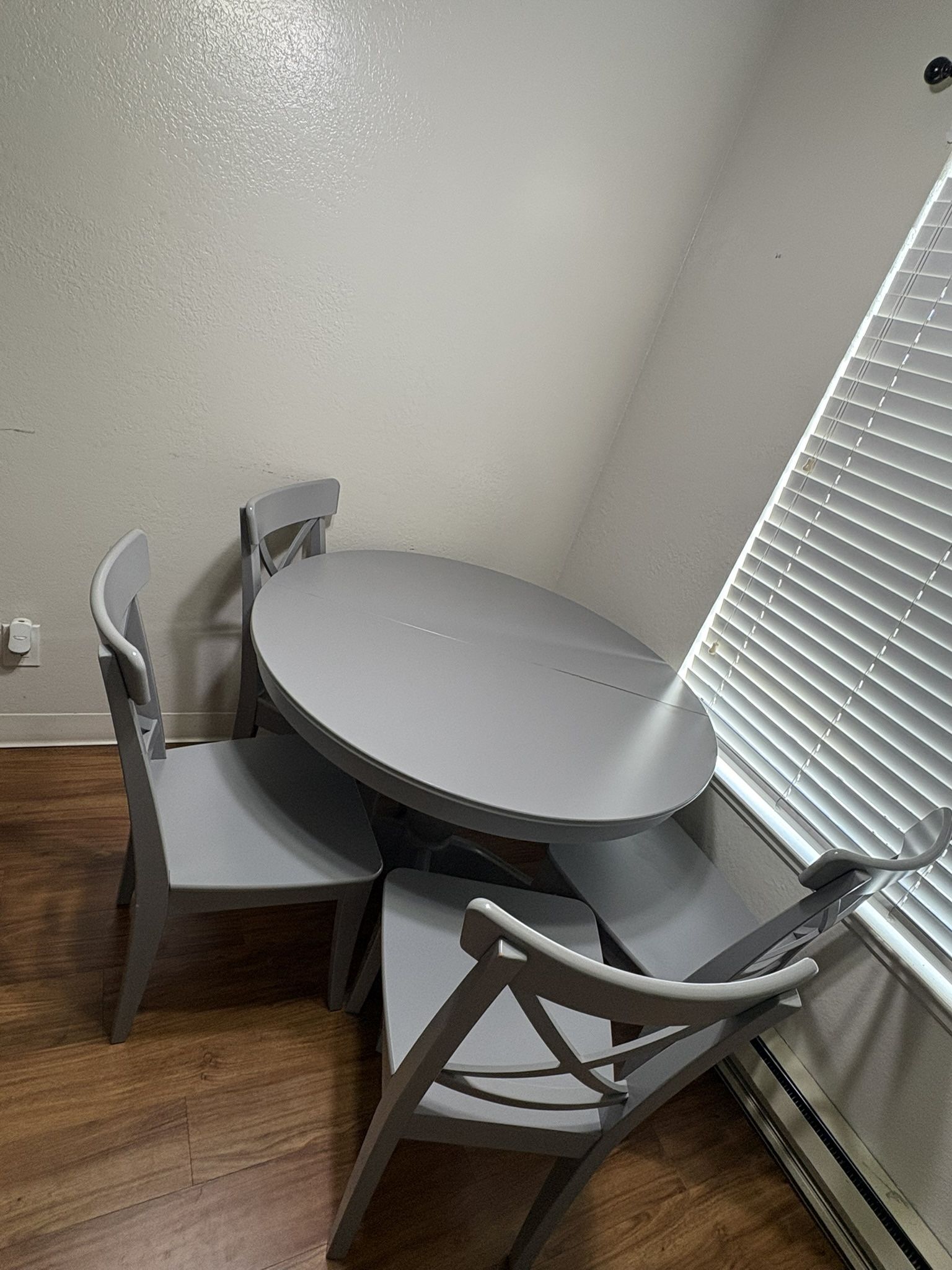 Round Table And 4 Chairs