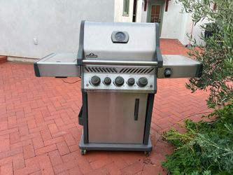 Napoleon Rogue SE 425 Propane Gas Grill