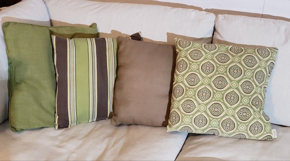 4 Throw Pillows