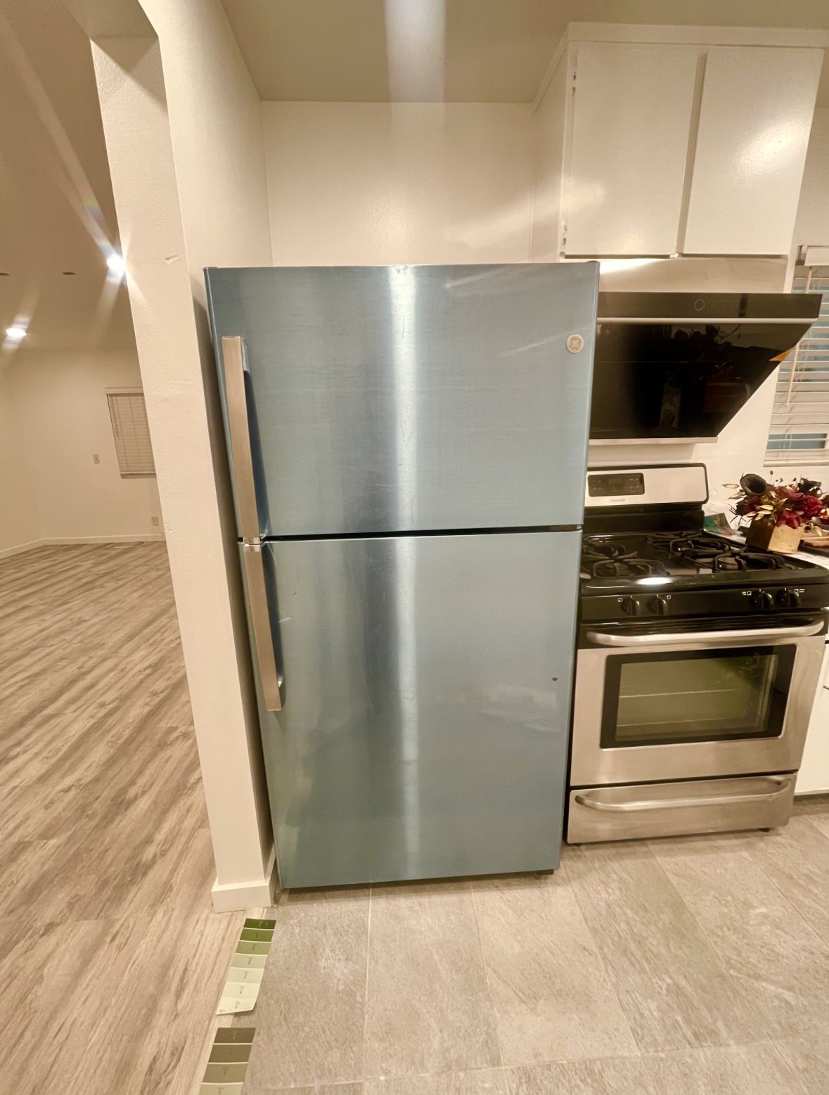 NEW Refrigerator General Electric New stainless steel with footprint resistance 22 cu ft