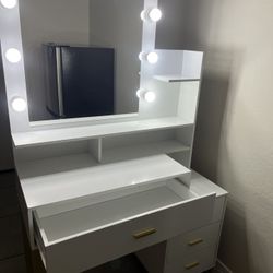 Vanity With Lights 