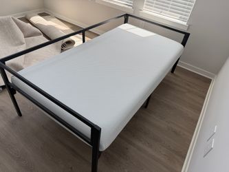Twin Daybed with mattress