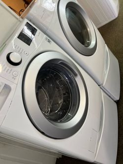 Front load washer and dryer on pedestals