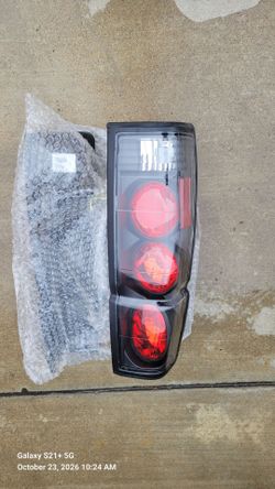 Nissan hardbody Tail lights