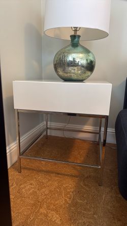 2 white lacquer bedside tables.